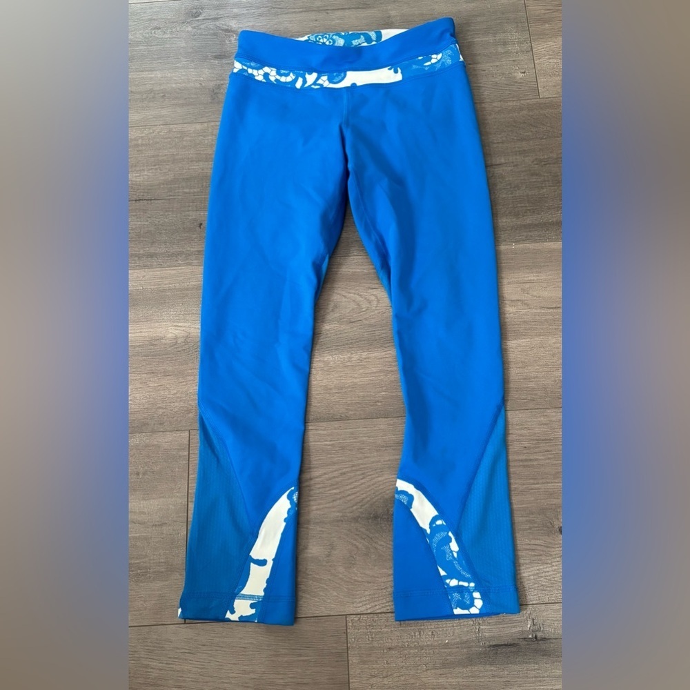 Lululemon Women’s Camouflage Blue Line Leggings 
size 2